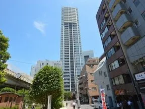 金杉橋児童遊園を左折すると物件に到着