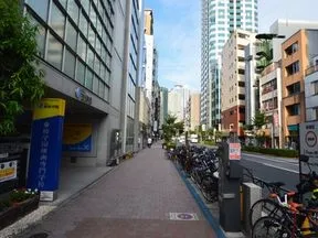 「西新宿五丁目」駅Ａ１出口を出て、方<br>南通りを左方向に直進します