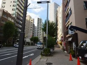 直進すると右手側に「コンシェリア西新<br>宿タワーズウエスト」が見えて参ります