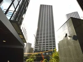 東側から見た外観