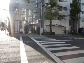 ３番出口目の前の信号を渡ります