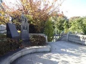 千登勢橋手前の階段を下って明治通りへ
