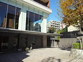 車寄せのあるコーチエントランス