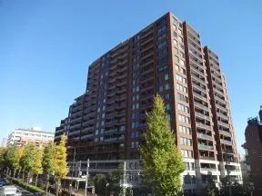 南西側から見た外観
