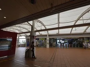 つくばエクスプレス「流山おおたかの森<br>」駅東口を出ます