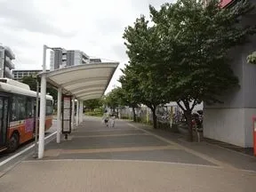 線路を右手に、バス乗り場を通過し直進<br>します