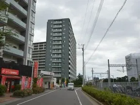 そのまま線路沿いに進むと前方に「シテ<br>ィテラスおおたかの森ステーションコー<br>ト」が見えて参ります