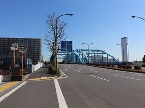 交差点を右折し、品川ふ頭橋を渡ります。