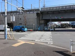 品川ふ頭橋を渡った先の交差点を左折します。