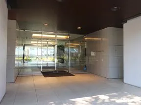 左手にシティテラス品川イーストが見えてまいります。