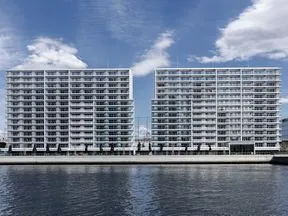 清らかなホワイトを纏ったシンメトリーデザインの外観