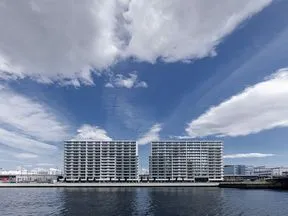 清らかなホワイトを纏ったシンメトリーデザインの外観