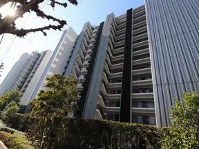 前面道路から見た外観