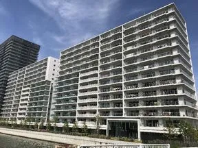 京浜運河を臨む外観