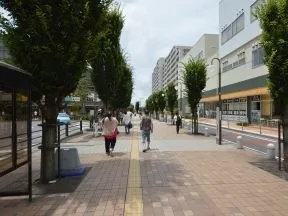 西口正面の歩道