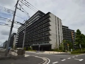左手にマンションが見えてきます