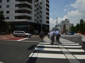横断歩道を渡り左折します