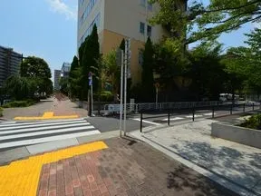 横断歩道を渡り右折します