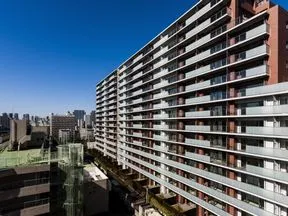 南東から見た外観