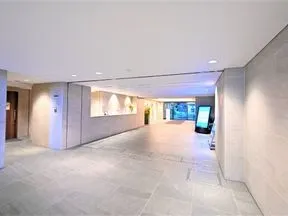 天井高約4mのゆとりのあるエントランスホール(1階)