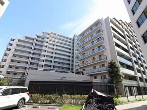 西から見た外観