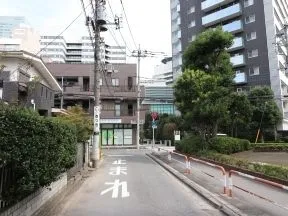 右手前方に見えるのがマンションです