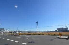 開発予定の空き地を右に見ながら直進