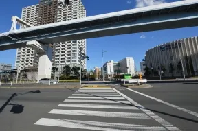 首都高の下の信号を渡ります