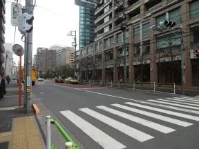 通り沿いを赤羽橋方面へ直進します。