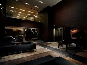 バーカウンターも造り付けられた2層吹抜けのスカイラウンジ(24・25階）