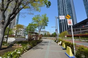 豊洲三丁目公園を左手に見ながら道なりに左折