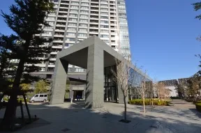 右手にエントランスが見えてきます