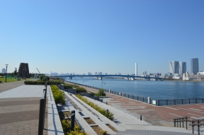 東京湾を一望できる春海橋公園