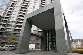 正面よりグランドエントランス