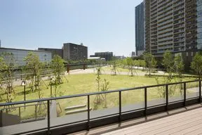 キャナルガーデンを見晴らす憩いの場、スカイデッキ（2階）