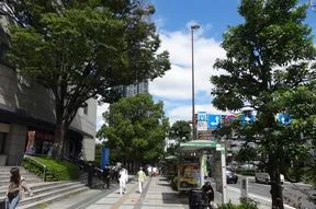 豊洲センタービルを左手に見ながらそのまま直進