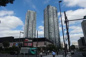 前方にツインタワーが見えてきます