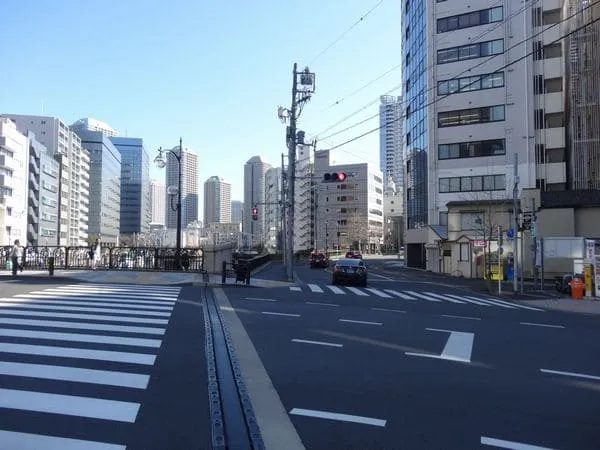 2. 目の前の鍛冶橋通りを渡ります。