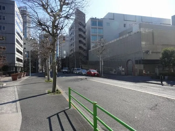 3. 川沿いに沿って道なりに直進します。