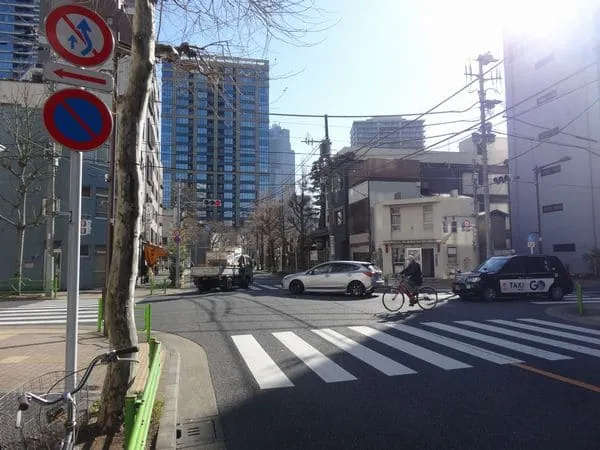 4. 交差点に出て右手に湊交番を見ながらそのまま直進します。奥にシティタワー銀座東が見えてきます。