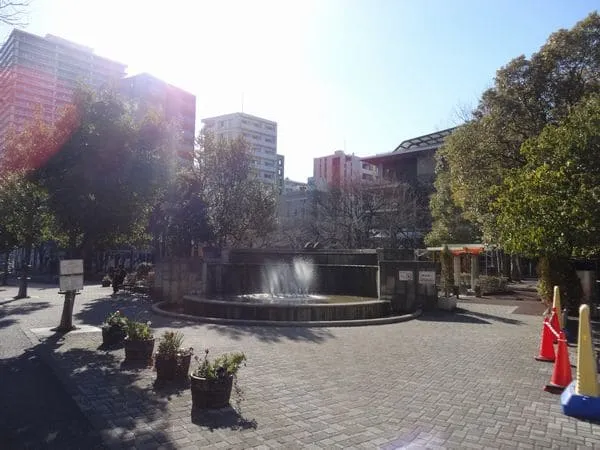 5. 右手に鉄砲洲児童公園を見ながら直進します。