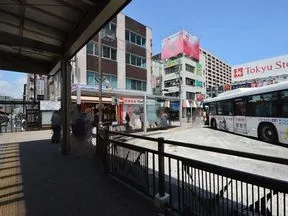 ロータリーを正面にして左に向かいます