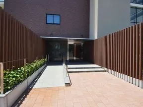 レジデンス棟エントランス
