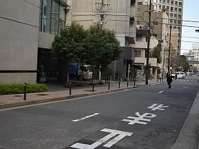 目白通りを渡り、「麹町飯田橋通郵便局<br>」の角を右折