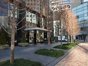 歩道からのメインエントランス