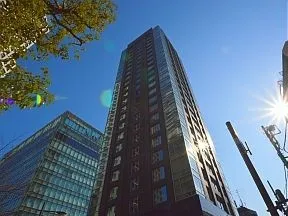 南東側から見上げた外観