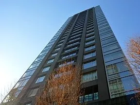 メインエントランスから見上げた外観