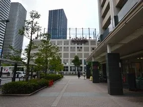 JR湘南新宿ライン・横須賀線「武蔵小杉」駅新南口を出て正面の「セントラルフィットネスクラブ」方面に直進します。
