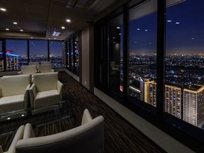 雄大な眺望が広がるスカイラウンジ、夜には夜景が愉しめます(40階)