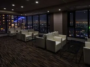 雄大な眺望が広がるスカイラウンジ、夜には夜景が愉しめます(40階)